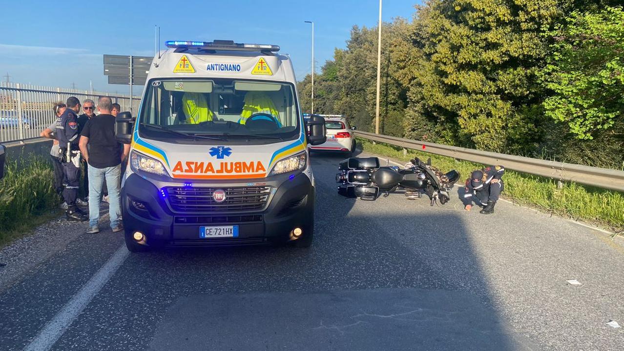 Un'ambulanza della Misericordia di Antignano sul posto 