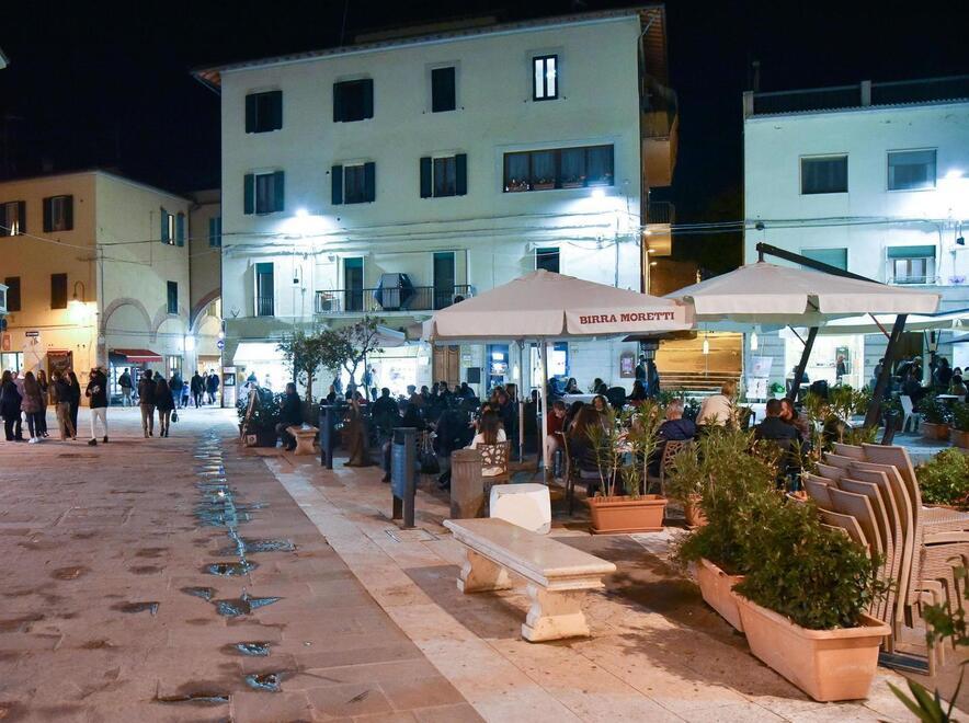 
	Piazza del Sale, cuore della movida nel centro storico della citt&agrave;, in una serata tranquilla (foto d&rsquo;archivio)

