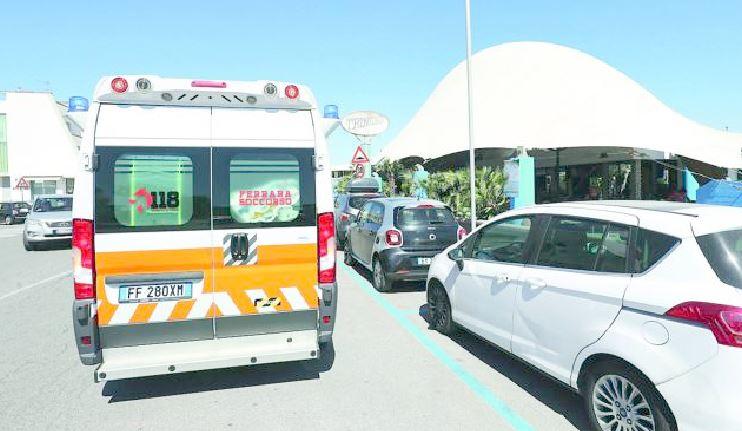 Lido Nazioni, scopre il furto e si sente male. Il marito: «Soccorsi lenti»