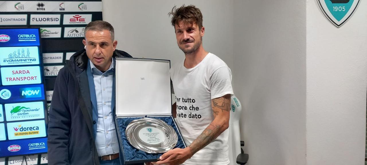 <strong>Daniele Dessena</strong> a destra insieme a <strong>Ninni Corda </strong>dopo la consegna di un riconoscimento da parte del club