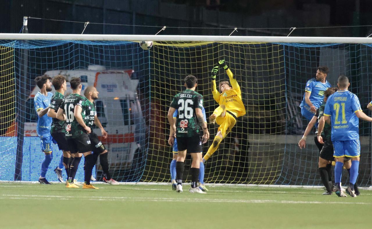 La Carrarese batte il Pontedera 2-1 ed è la migliore terza della serie C