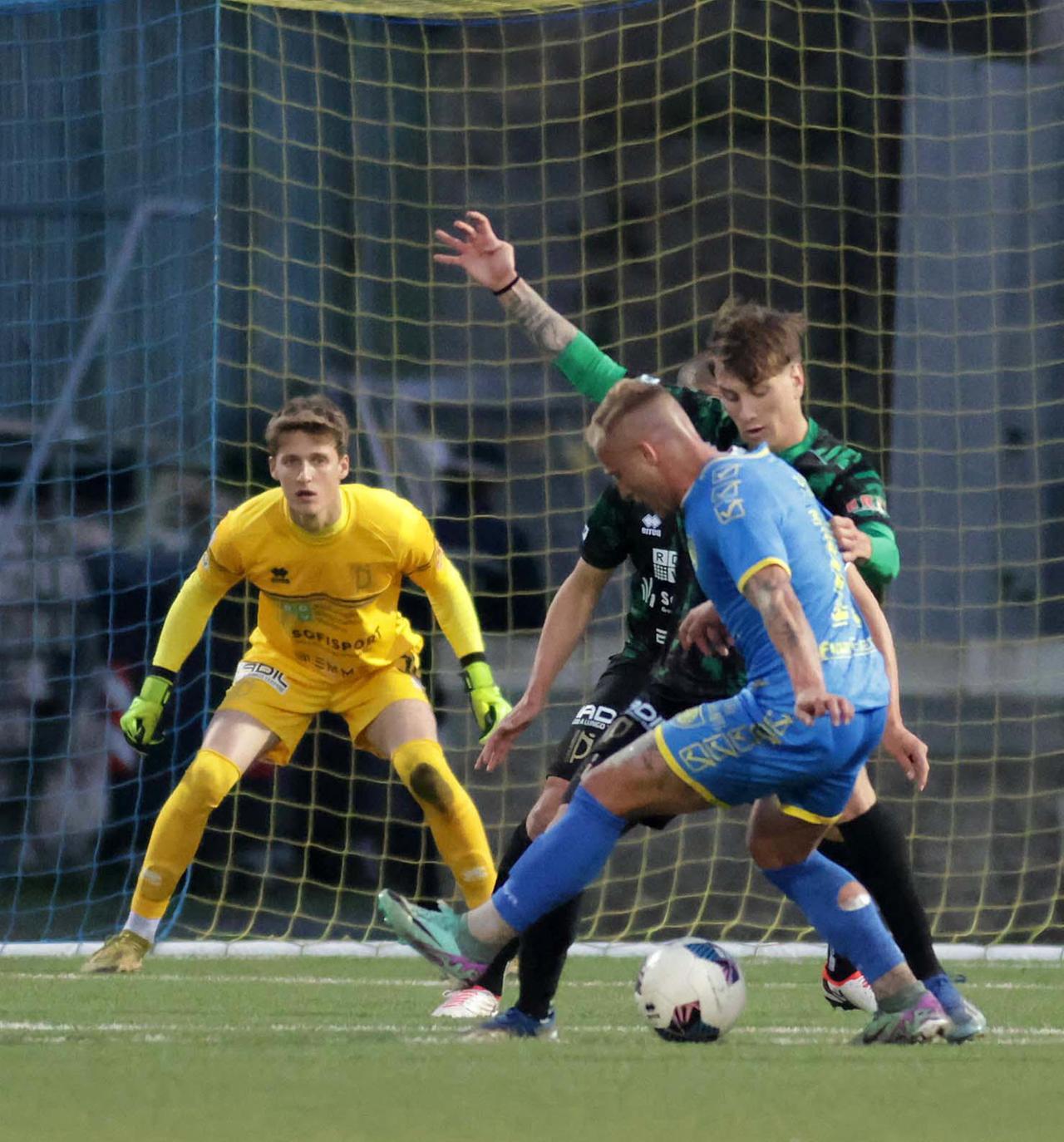 Il Pontedera sconfitto nel derby di Carrara