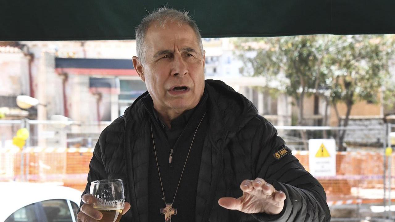 Don Totoni Cossu, il parroco che porta Dio nei bar di Bitti