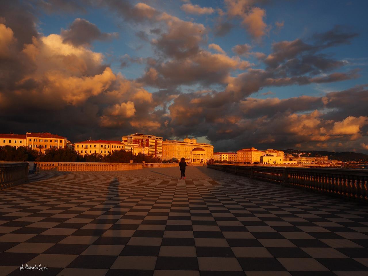 Livorno, Terrazza: ombre e nuvole al tramonto di Alessandro Ciapini
