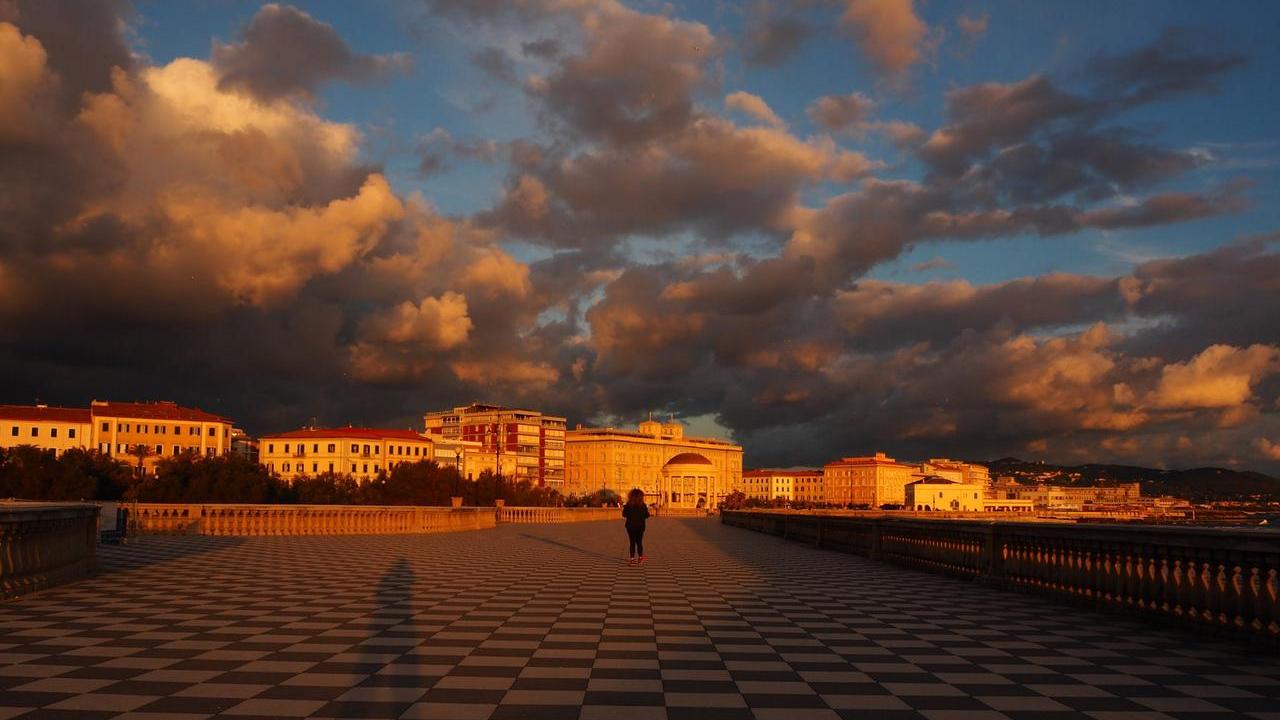 Livorno, Terrazza: ombre e nuvole al tramonto di Alessandro Ciapini