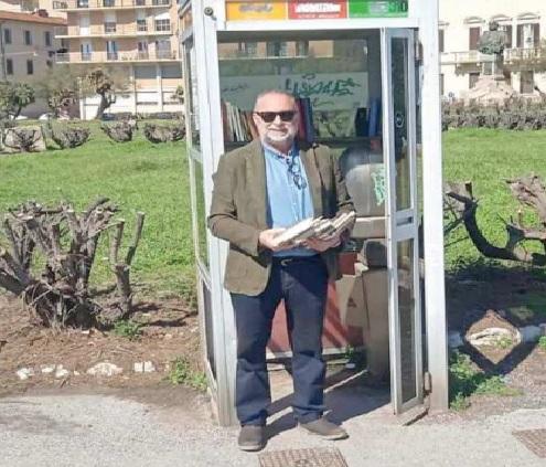 A Livorno  la vecchia cabina telefonica diventa una mini biblioteca