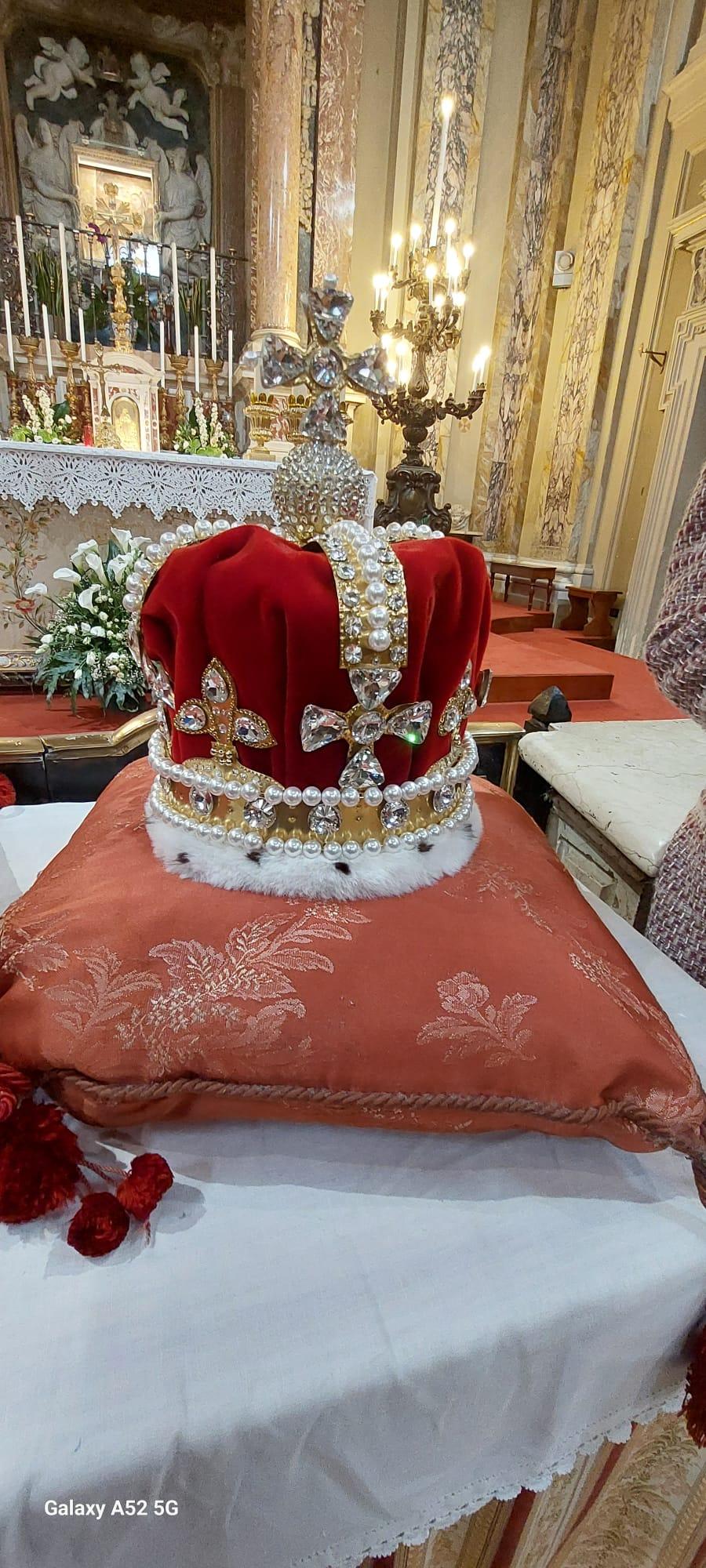 Fiorano, la corona di Mary of Modena per la prima volta al Santuario