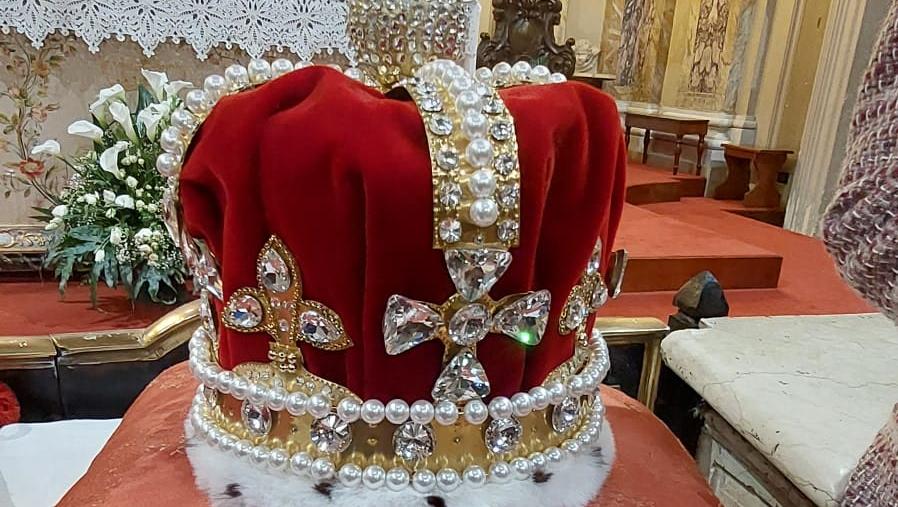 Fiorano, la corona di Mary of Modena per la prima volta al Santuario