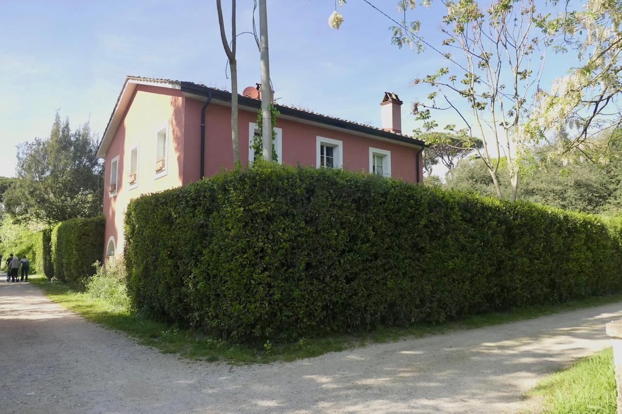 Daniela Santanchè, presunti abusi edilizi nella villa a Pietrasanta. La ministra: «Quella casa è di mio figlio»