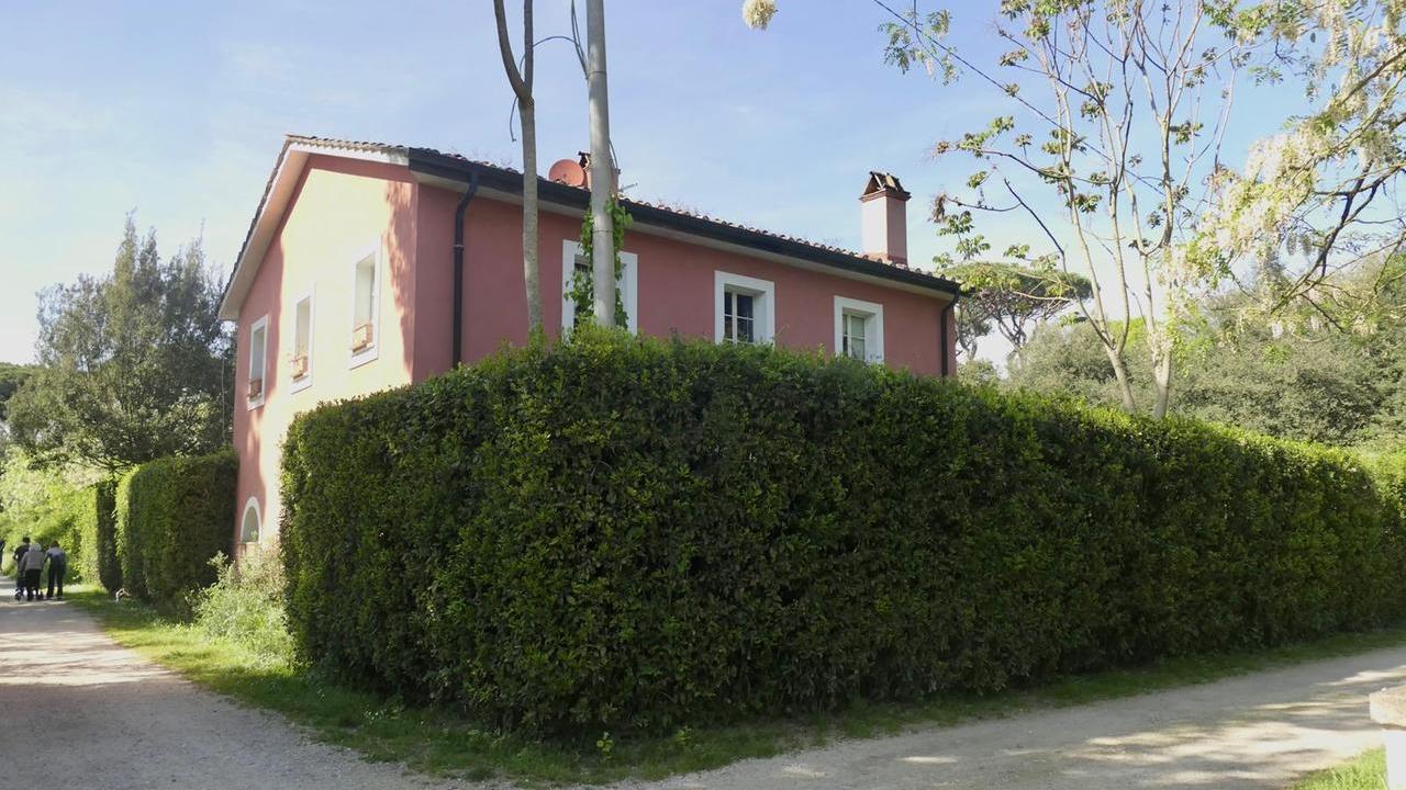 Daniela Santanchè, presunti abusi edilizi nella villa a Pietrasanta. La ministra: «Quella casa è di mio figlio»