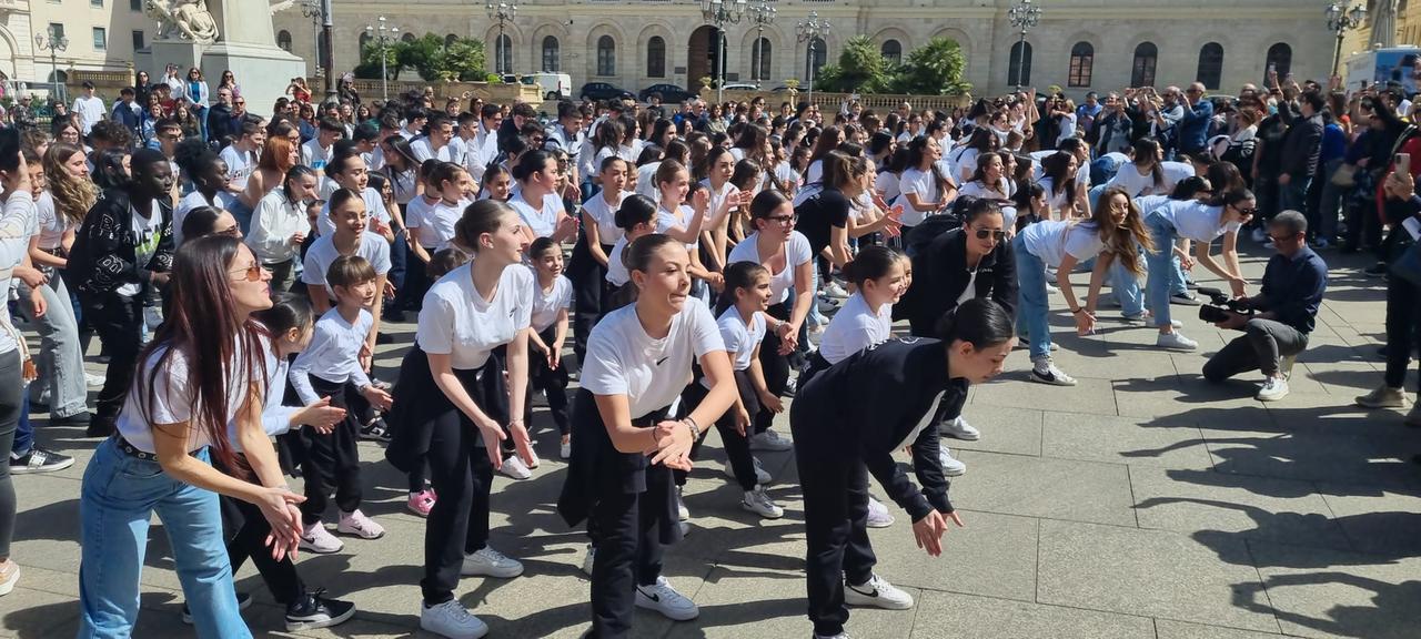 Sassari, in piazza d’Italia flash mob di duecento ballerini