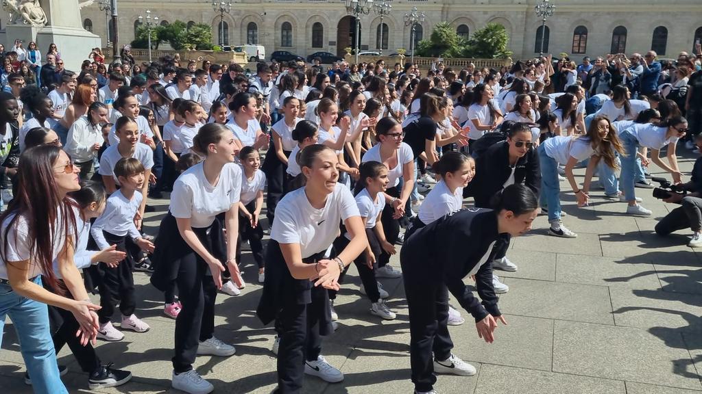 Sassari, in piazza d’Italia flash mob di duecento ballerini
