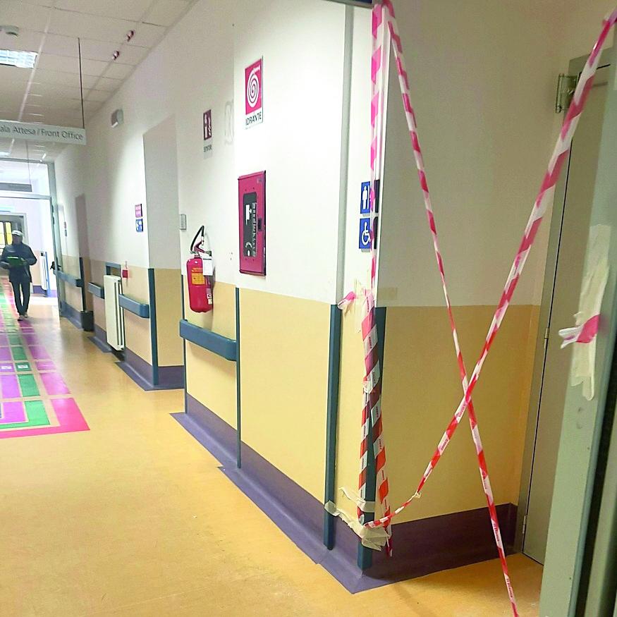 Padiglioni ko all’ospedale di Livorno: «Subito i lavori, non si può aspettare il 2030»