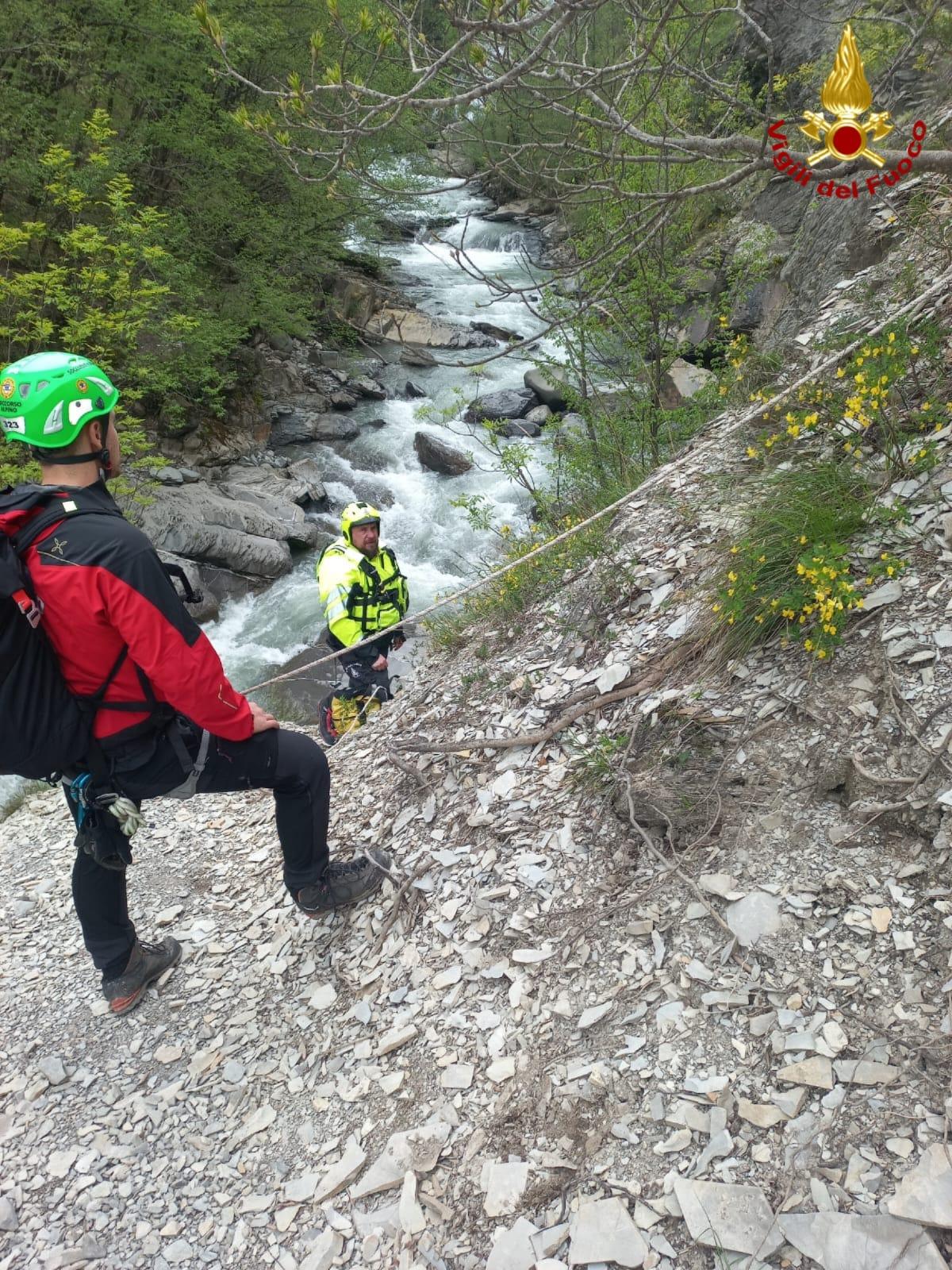 Villa Minozzo: escursionisti in difficoltà alla cascata del Golfarone recuperati con l’elicottero