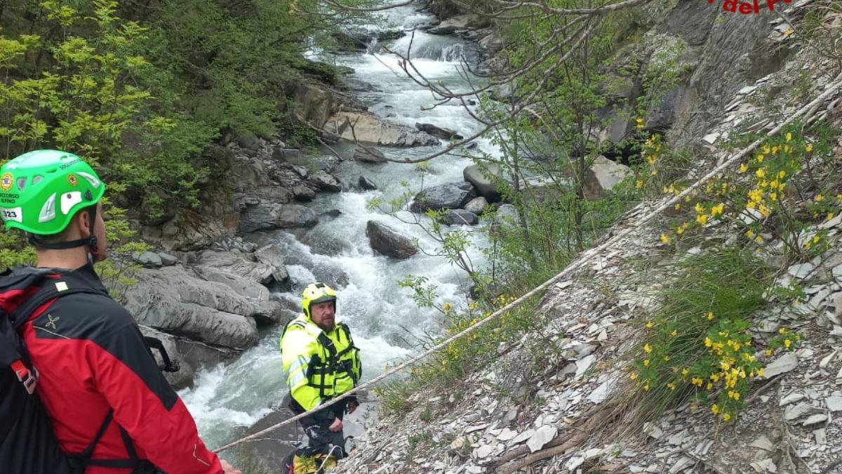 Villa Minozzo: escursionisti in difficoltà alla cascata del Golfarone recuperati con l’elicottero