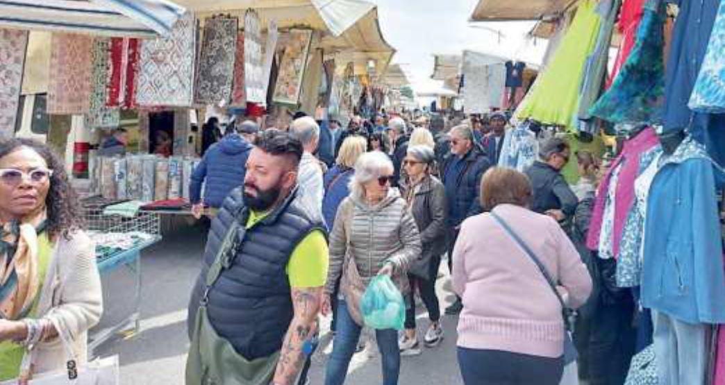 «Bancarelle, meglio un lato solo». A Lido Nazioni ambulanti arrabbiati