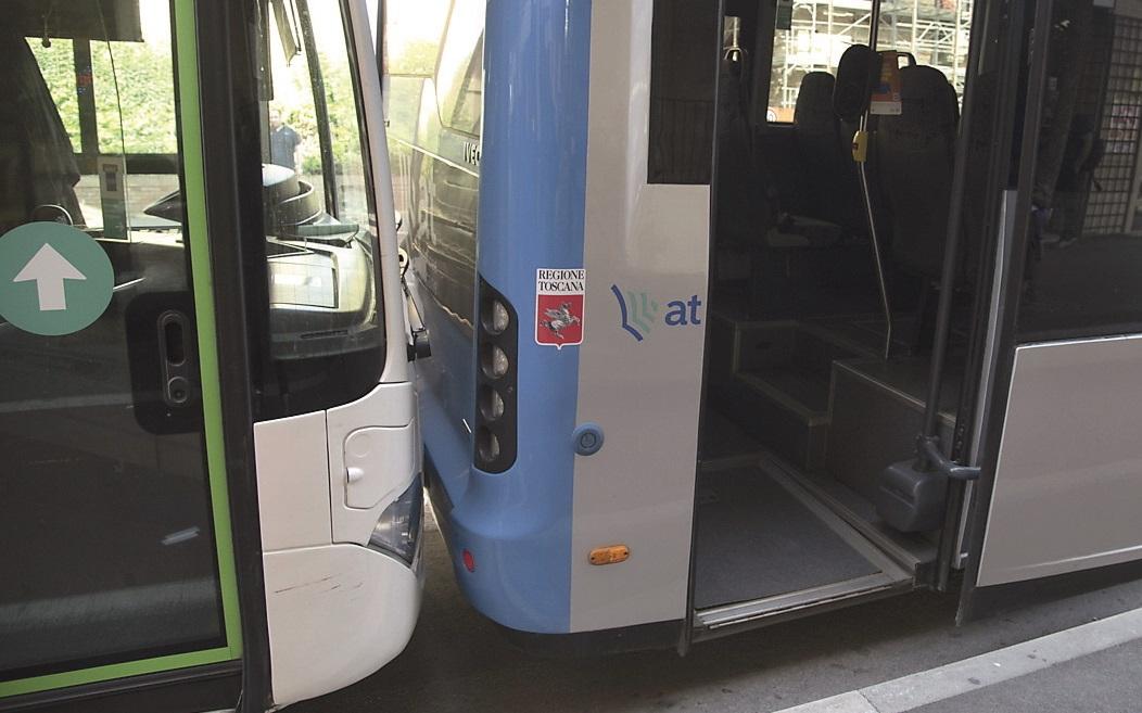 Grosseto, tentano di rubare il bus elettrico ma sbagliano a ingranare la marcia e scappano a piedi