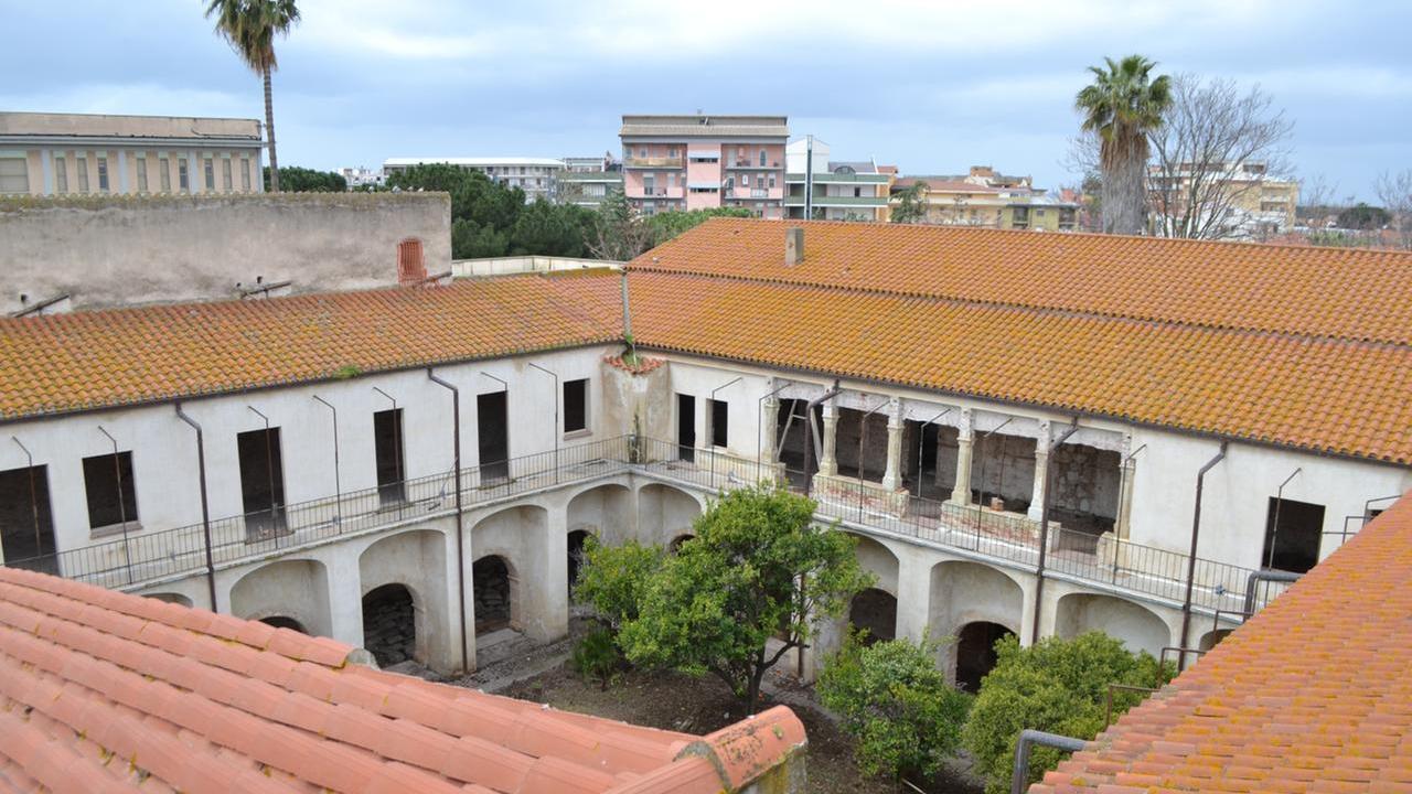 Cortile e chiostro del convento