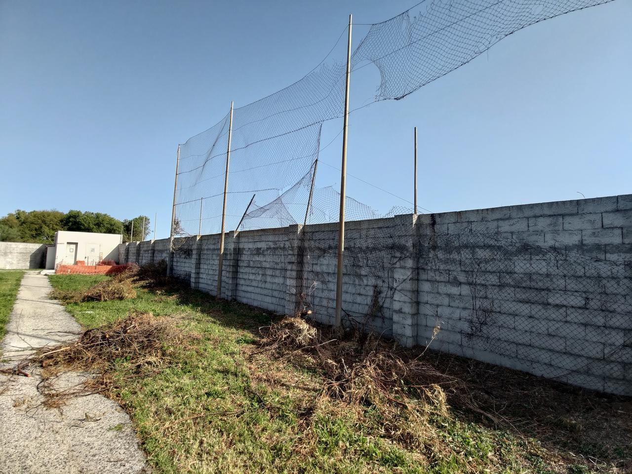 
	Campo sportivo comunale via Tharros: la rete di contenimento sfondata con il taglio delle piante

