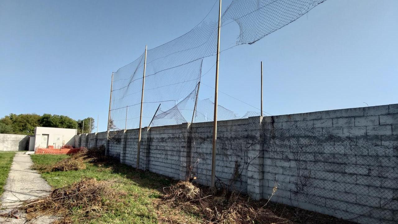 Campo sportivo comunale via Tharros: la rete di contenimento sfondata con il taglio delle piante