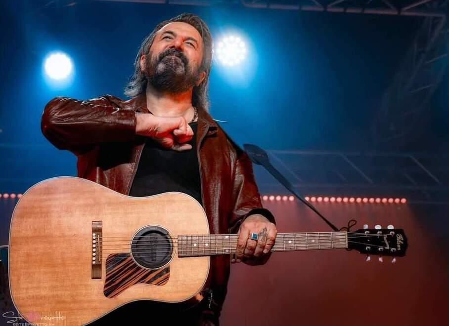 Omar Pedrini. «Sono un aspirante sardo, datemi la cittadinanza vera» 