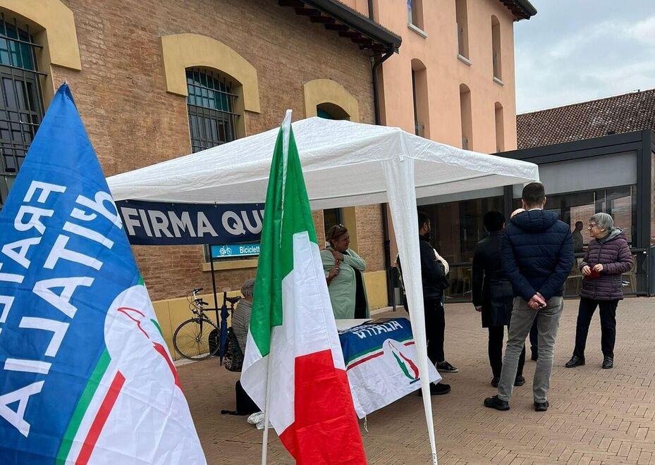 Nonantola, sputi e insulti al banchetto di FdI: «Fascisti di m..., dovete sparire»<br>
