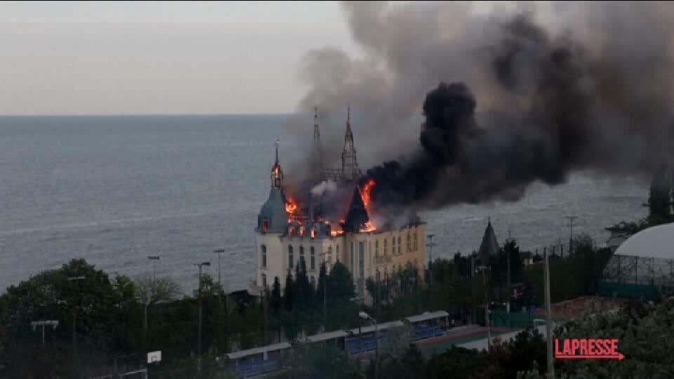 <p>Ucraina, russi colpiscono anche il "castello di Harry Potter" a Odessa</p>