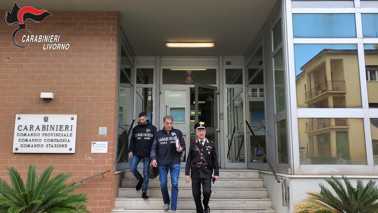 
	Carabinieri del nucleo tutela lavoro mentre escono dalla sede del comando provinciale (foto d'archivio)

