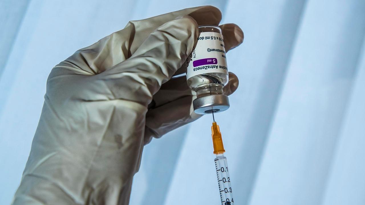 Covid, AstraZeneca ammette: «Il vaccino può provocare sindrome da trombosi»