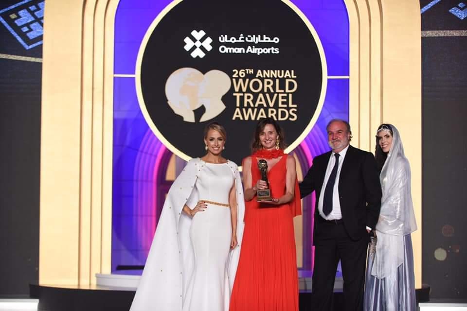 
	Nella foto Angela Scanu Mazzella con il premio assegnato nel 2019 all'Arbatax Park resort, alla sua sinistra il marito Giorgio Mazzella

