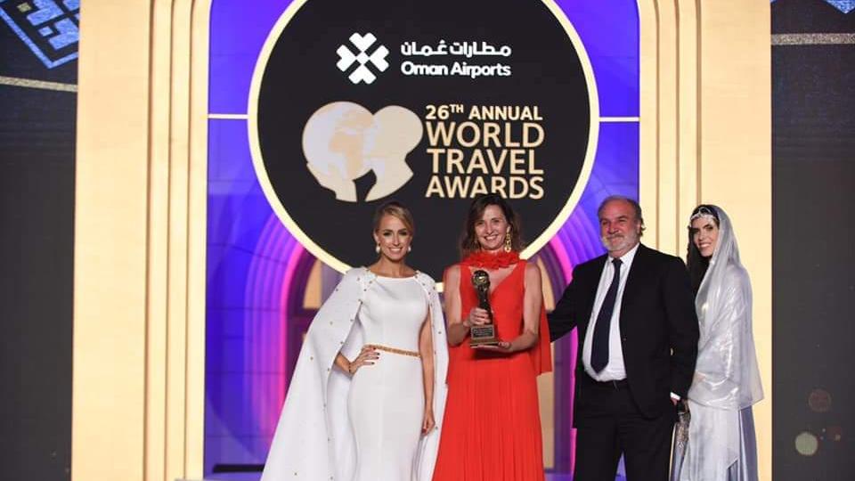 
	Nella foto Angela Scanu Mazzella con il premio assegnato nel 2019 all&#39;Arbatax Park resort, alla sua sinistra il marito Giorgio Mazzella

