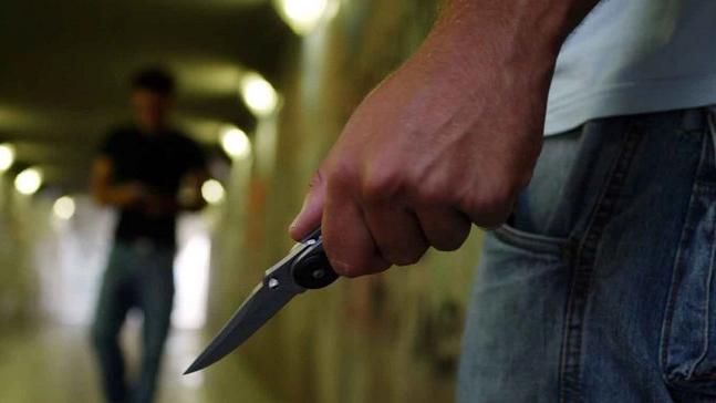 Prato, studente di 16 anni minacciato col coltello e rapinato da due coetanei