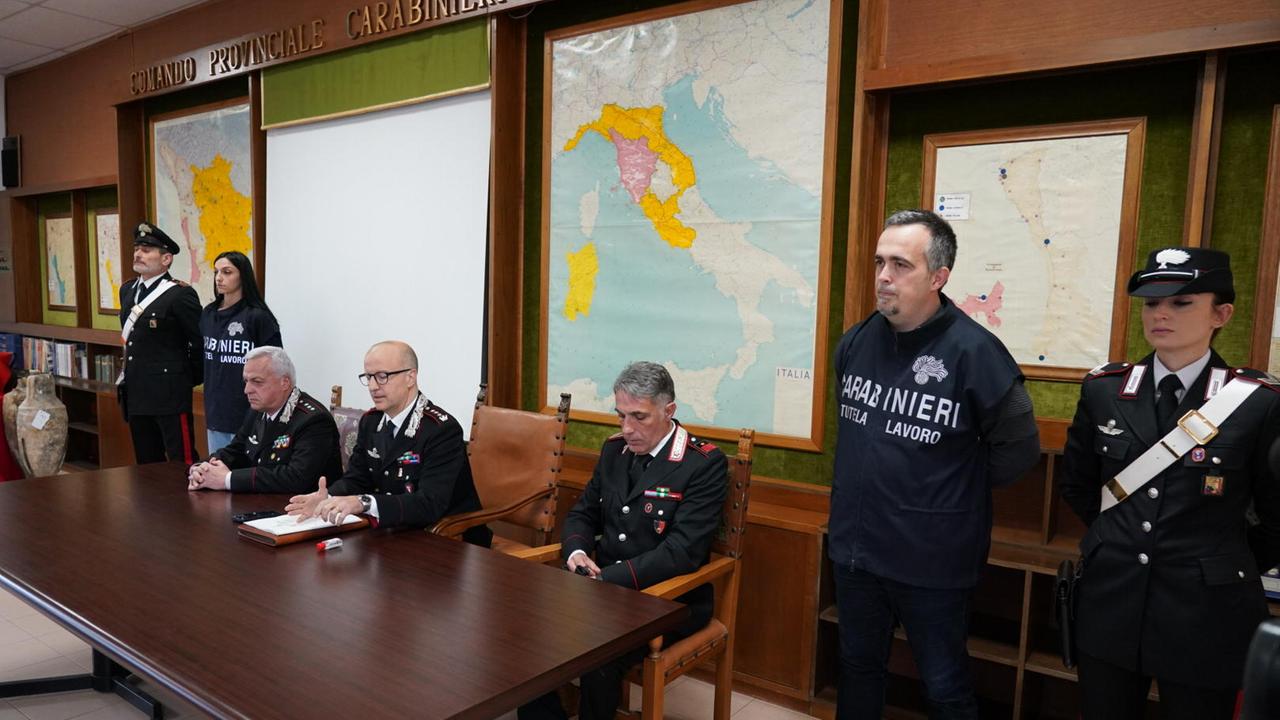 Un momento della conferenza stampa nella caserma dei carabinieri (foto Franco Silvi)