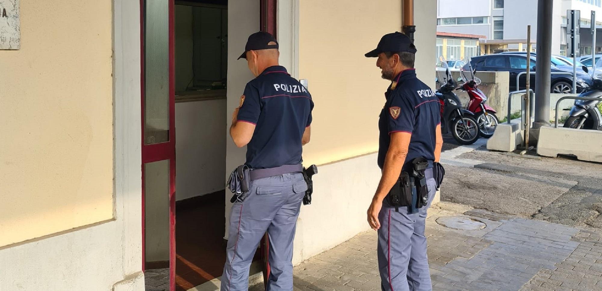 Due agenti della polizia ferroviaria di Livorno (foto d'archivio)