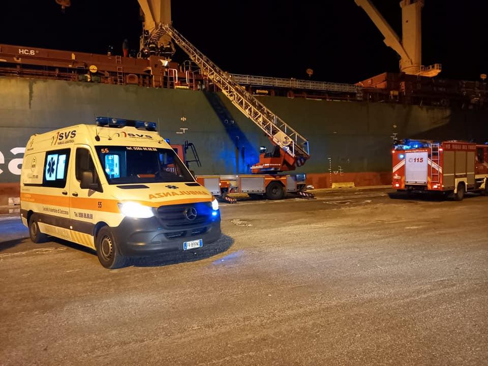 
	Un'ambulanza della Svs in porto (foto d'archivio)

