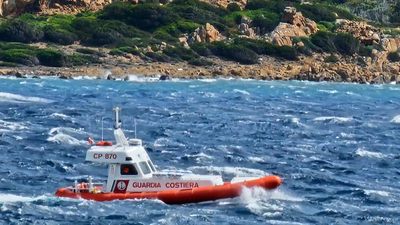 Un tatuaggio fa identificare il cadavere trovato al largo delle Eolie: vittima di un naufragio al largo della Sardegna