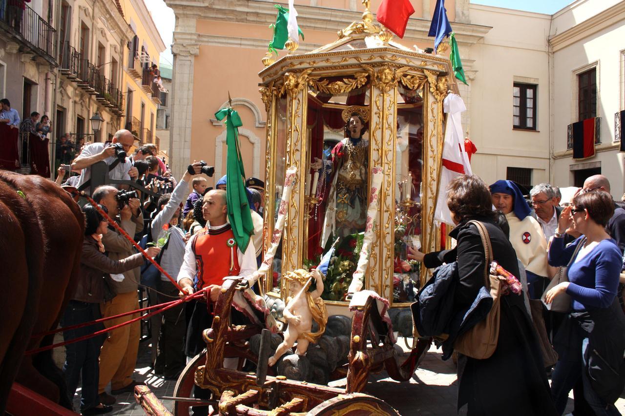 Sant’Efisio, tremila figuranti: l’isola intera in corteo