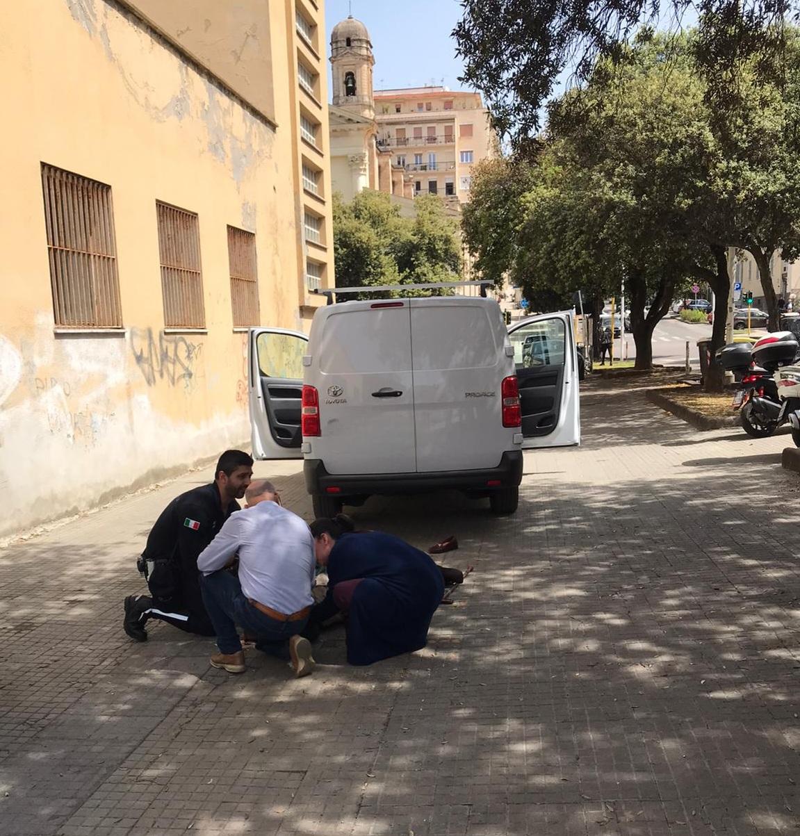 Paura a Sassari, furgoncino in retromarcia urta una donna di 78 anni che cade a terra e batte la testa