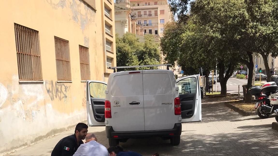 Paura a Sassari, furgoncino in retromarcia urta una donna di 78 anni che cade a terra e batte la testa