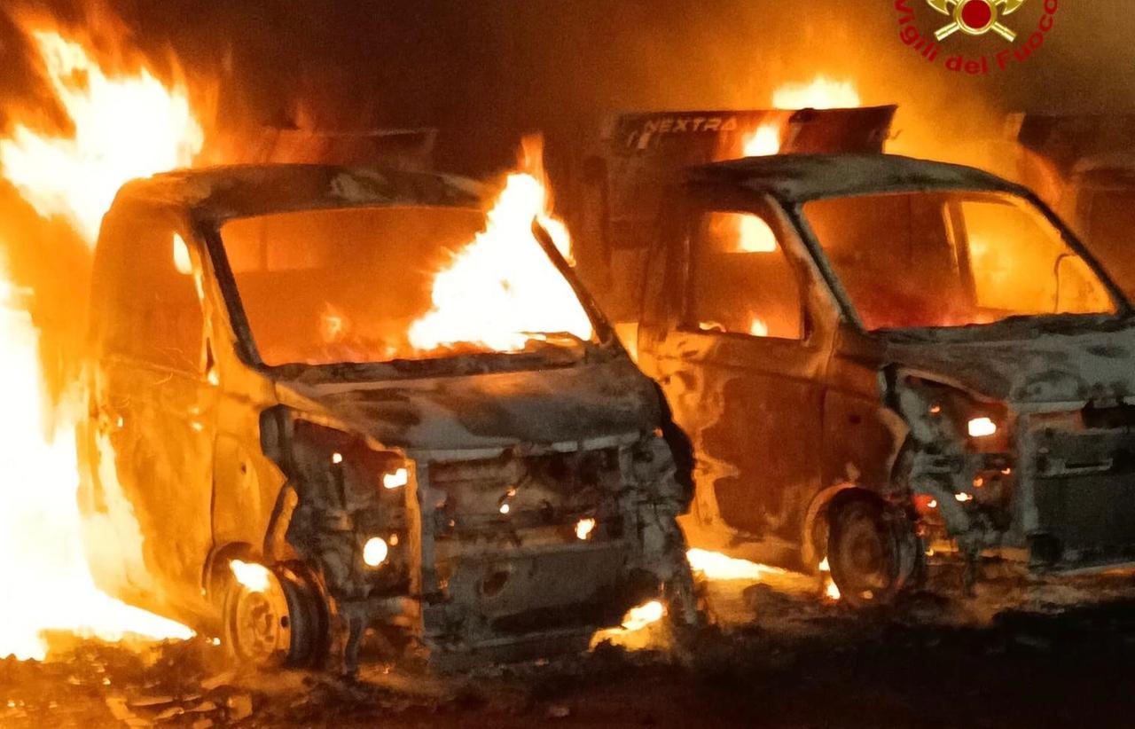 La Procura apre un’inchiesta sul rogo degli autocompattatori a Porto Torres: non si esclude la pista dell’attentato