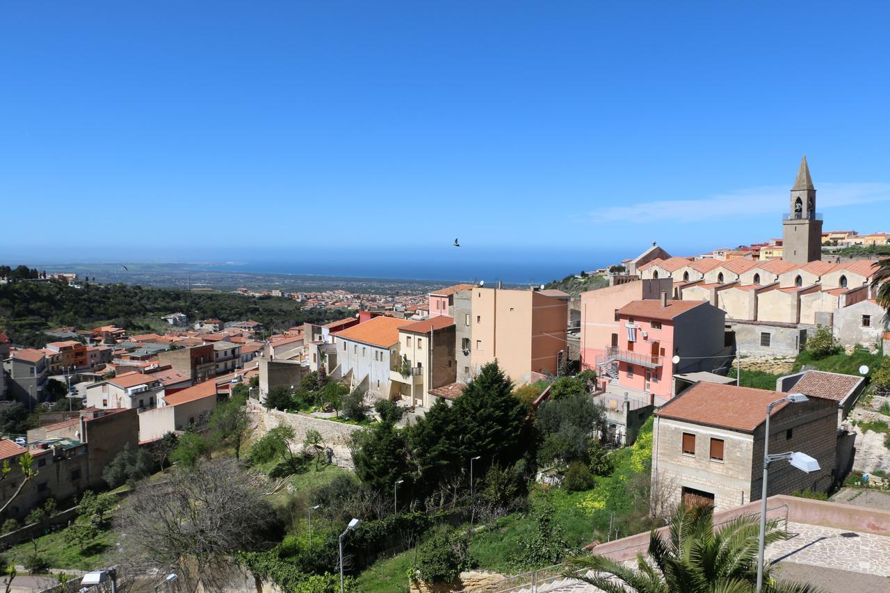 Sennori, il consiglio comunale si schiera unito contro pale e parchi eolici in casa