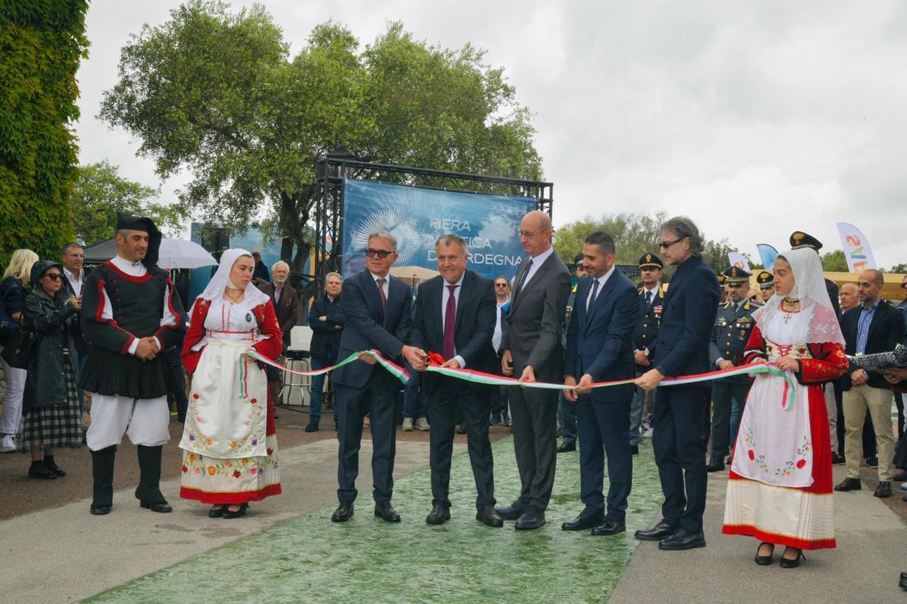 
	Il taglio del nastro con le autorit&agrave; (foto servizio Vanna Sanna)

