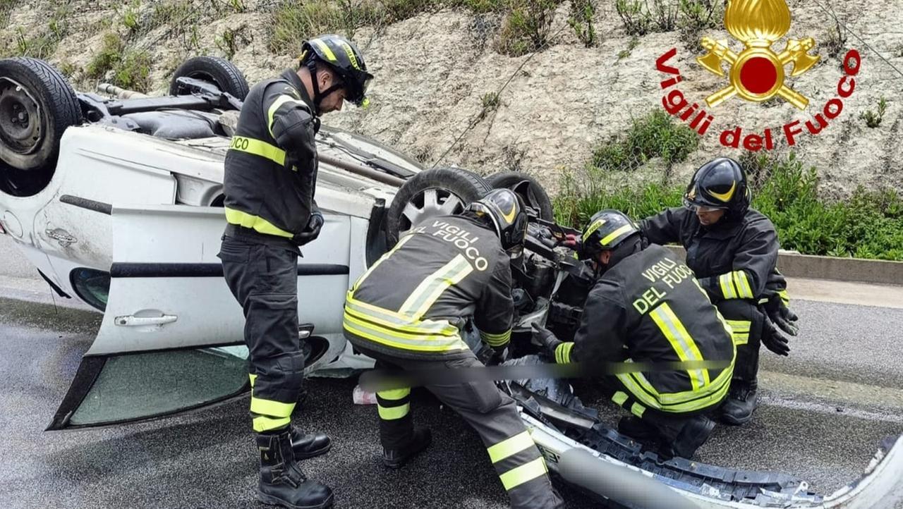 Auto contro camion allo svincolo per Bonnanaro: due feriti trasportati in ospedale