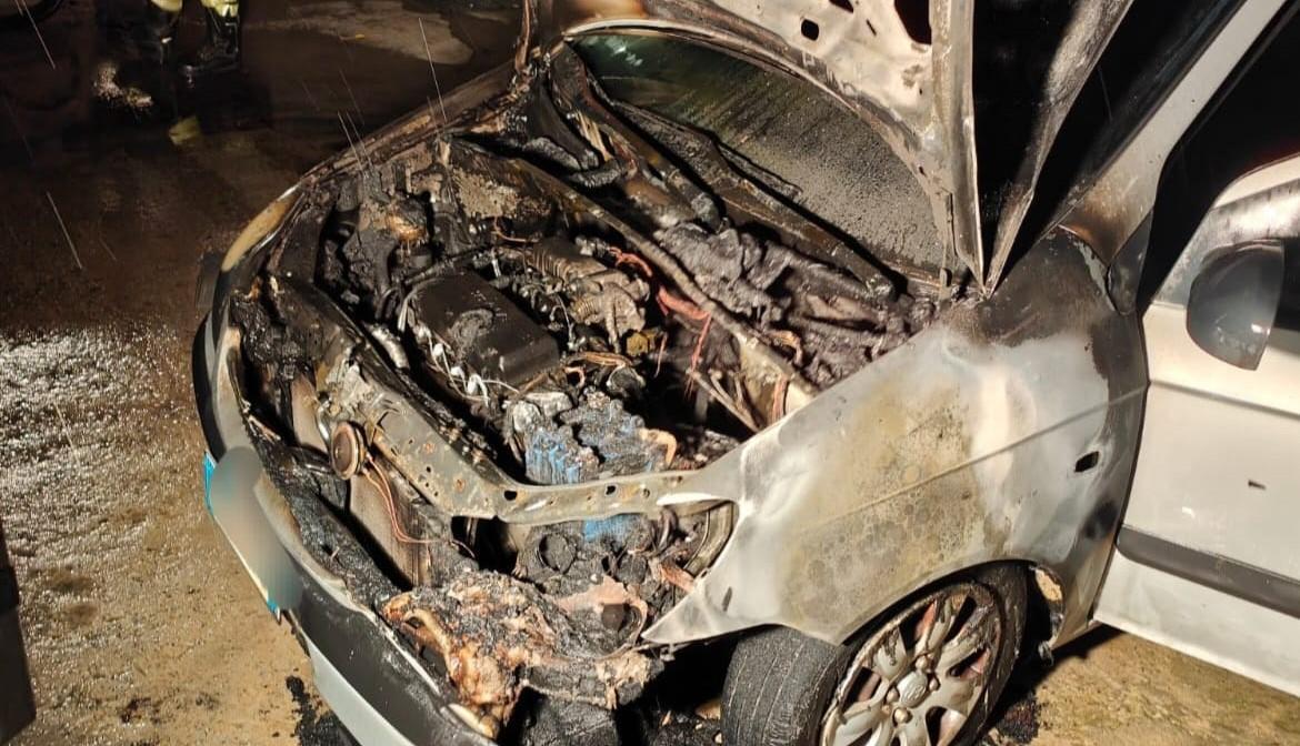 Un’altra auto bruciata in Gallura: fiamme nella notte alla Maddalena