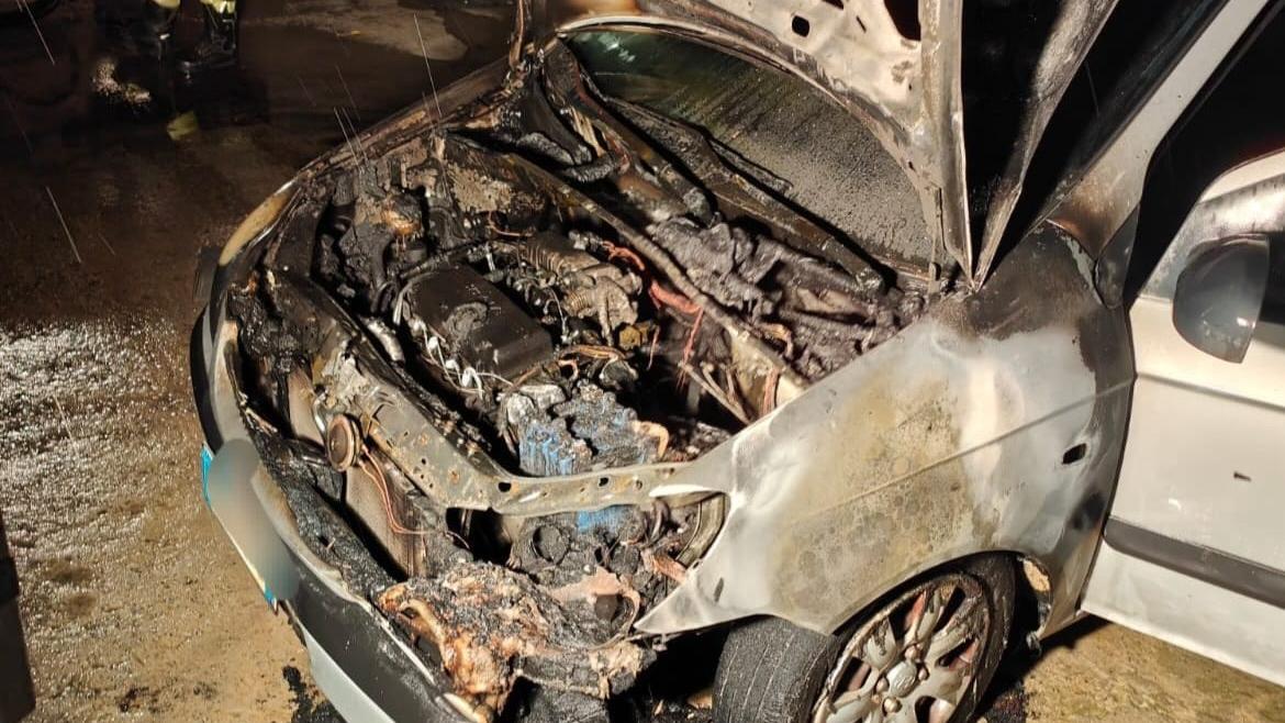Un’altra auto bruciata in Gallura: fiamme nella notte alla Maddalena