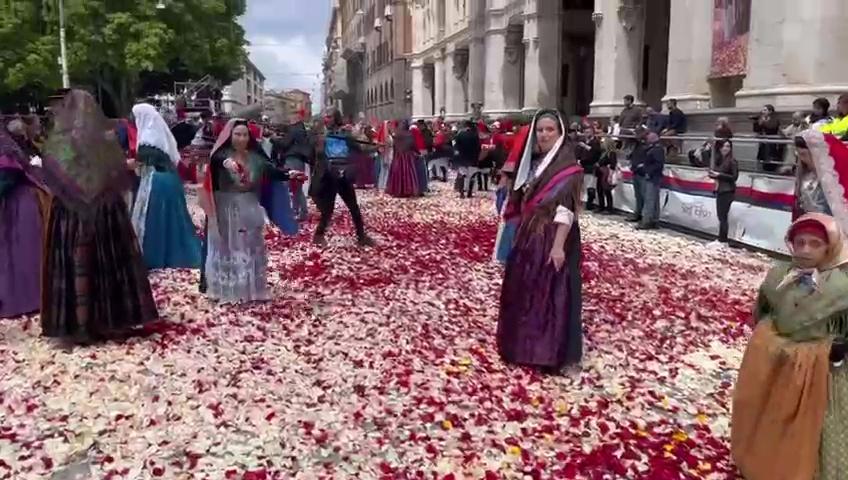 Uno spettacolo di colori e tanta devozione: in 3mila sfilano a Cagliari per Sant’Efisio