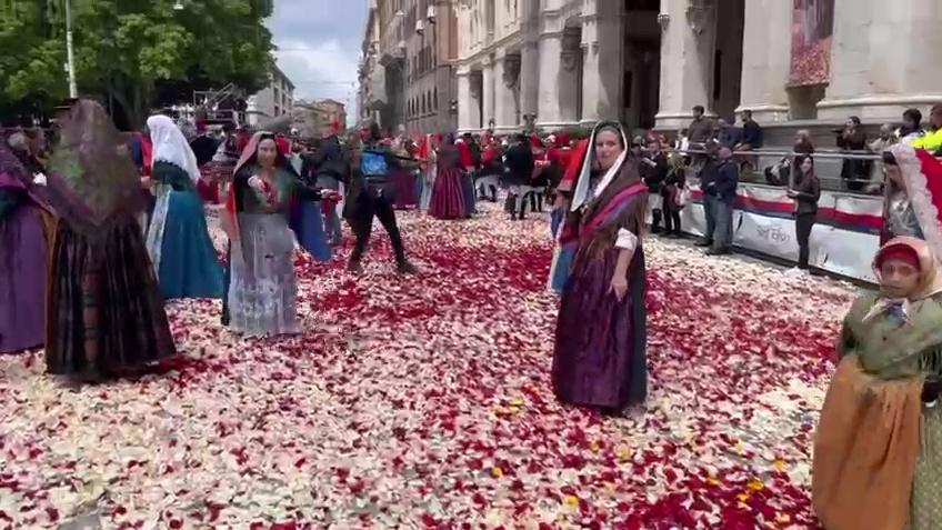 Uno spettacolo di colori e tanta devozione: in 3mila sfilano a Cagliari per Sant’Efisio