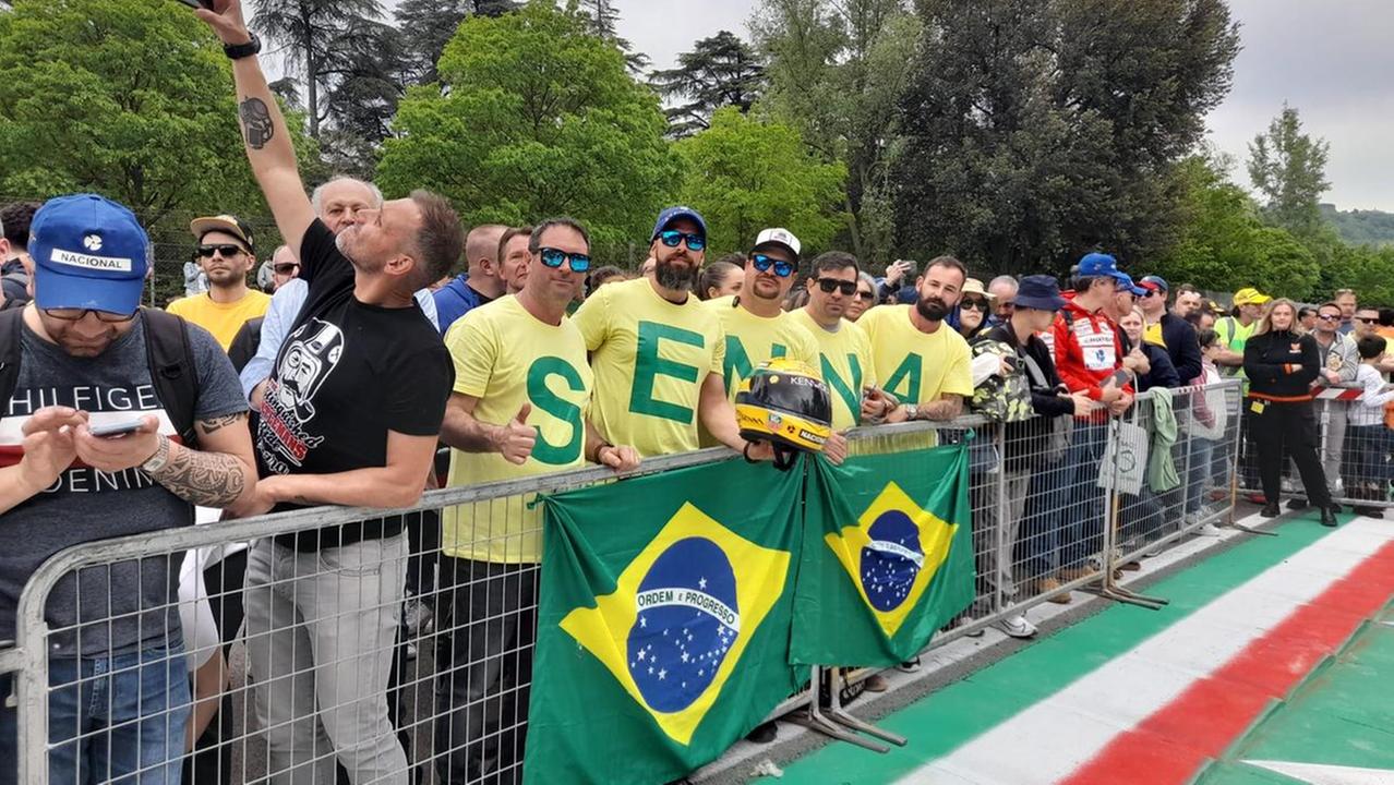Imola, Ayrton Senna a 30 anni dalla morte: migliaia di tifosi ricordano il grande campione