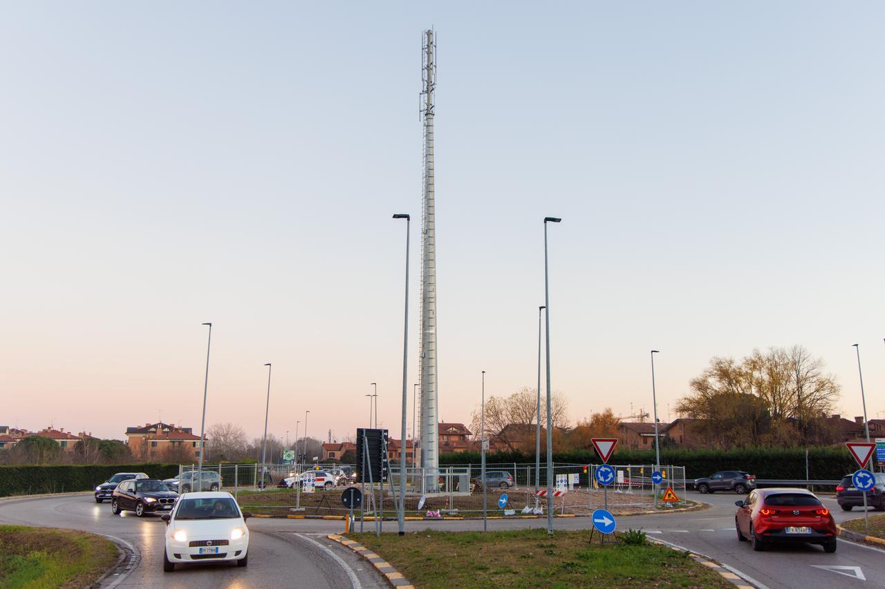Antenna di via Caldirolo a Ferrara, esposto alla Procura: guasta il panorama