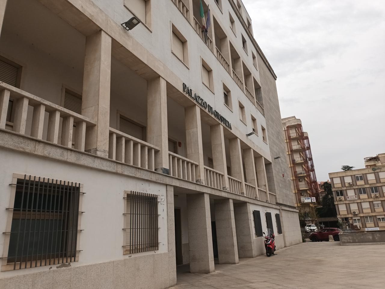 La testimonianza di una mamma in tribunale: «Mio figlio disegnava la scuola nera, piangeva e tornava a casa sporco dei suoi bisognini»